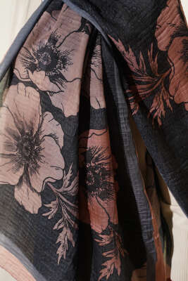 Çiçek Desenli Müslin Şal Siyah Latte - Günün Seçilenleri