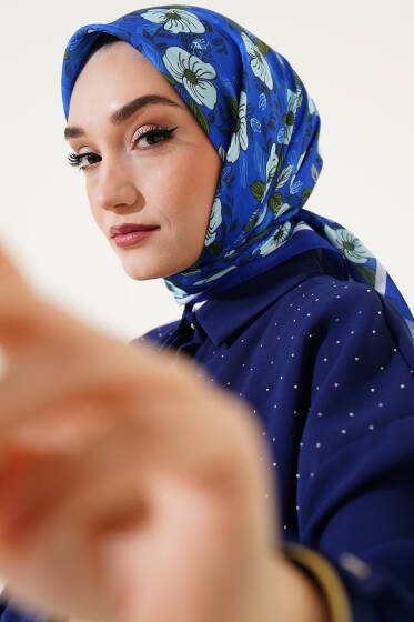 Çiçek Desenli Şeritli Eşarp Saks - Başörtüsü