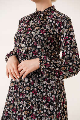 Çiçek Desenli Yakası Kuşaklı Şifon Elbise Siyah - Thumbnail