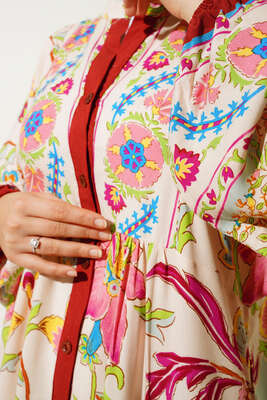 Çiçek Desenli Yarım Düğmeli V Yaka Katlı Elbise Bordo Bej - Thumbnail