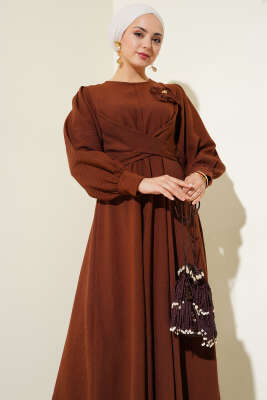 Çiçek Detaylı Önü Çapraz Bağlamalı Elbise Kahve - Tesettür Elbise