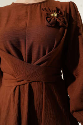 Çiçek Detaylı Önü Çapraz Bağlamalı Elbise Kahve - Tesettür Elbise