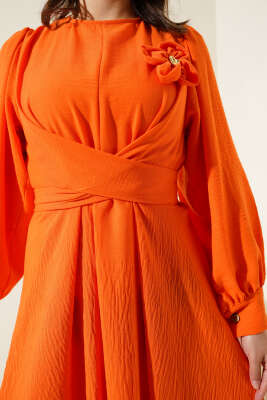 Çiçek Detaylı Önü Çapraz Bağlamalı Elbise Oranj - Tesettür Elbise