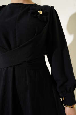 Çiçek Detaylı Önü Çapraz Bağlamalı Elbise Siyah - Tesettür Elbise