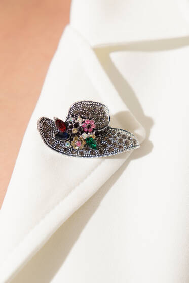 Çiçek Detaylı Taşlı Şapka Figürlü Broş Gümüş - Broş