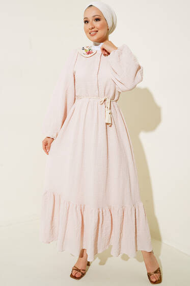 Çiçek İşleme Yaka Kemerli Elbise Pudra - Elbise