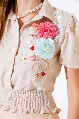 Çiçek İşlemeli Gipeli Bluz Bej - Yeni Giyim