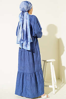 Çiçek Kabartmalı Hakim Yaka Katlı Elbise Mavi - Elbise