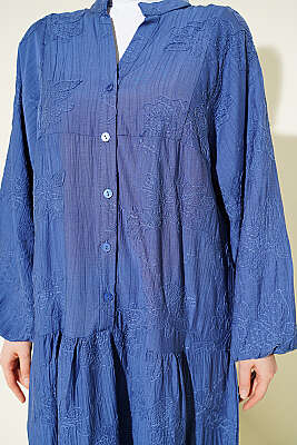 Çiçek Kabartmalı Hakim Yaka Katlı Elbise Mavi - Elbise