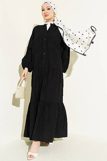 Çiçek Kabartmalı Hakim Yaka Katlı Elbise Siyah - Elbise
