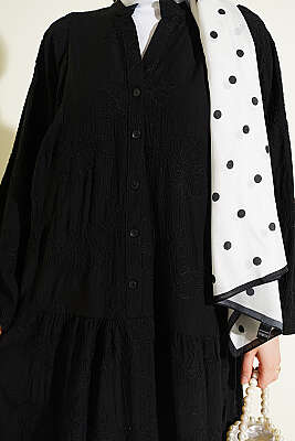 Çiçek Kabartmalı Hakim Yaka Katlı Elbise Siyah - Elbise