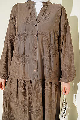 Çiçek Kabartmalı Hakim Yaka Katlı Elbise Vizon - Elbise