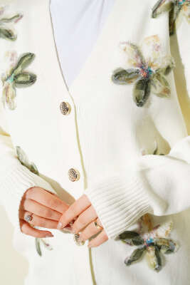 Çiçek Motifli Düğmeli Triko Hırka Ekru - Hırka