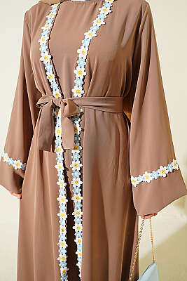 Çiçek Motifli Kuşaklı Abaya Latte - Elbise