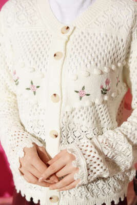 Çiçek Nakış Ajurlu Kısa Triko Hırka Ekru - Yılın Fırsatı