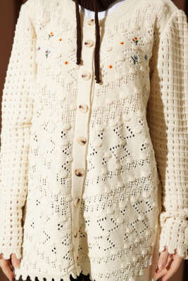 Çiçek Nakışlı Ajurlu Triko Hırka Bej - Hırka