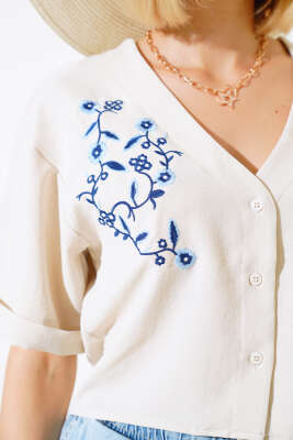 Çiçek Nakışlı Bluz Bej - Kadın Giyim Modelleri