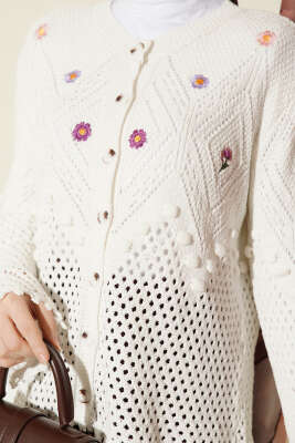 Çiçek Nakışlı Delikli Kısa Triko Hırka Beyaz - Yılın Fırsatı