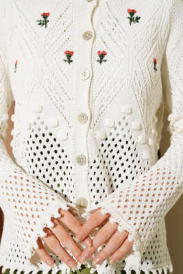 Çiçek Nakışlı Düğmeli Kısa Triko Hırka Beyaz - Hırka