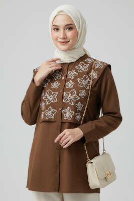 Çiçek Nakışlı Hakim Yaka Gömlek Kahve - TEGOE