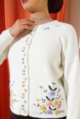 Çiçek Nakışlı İnci Düğmeli Triko Hırka Beyaz - Triko Hırka