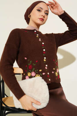 Çiçek Nakışlı İnci Düğmeli Triko Hırka Kahve - Triko Hırka