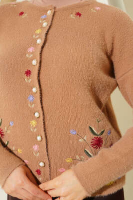 Çiçek Nakışlı İnci Düğmeli Triko Hırka Latte - Triko Hırka