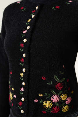 Çiçek Nakışlı İnci Düğmeli Triko Hırka Siyah - Triko Hırka