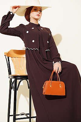 Çiçek Nakışlı Pelerinli Elbise Kahve - Elbise