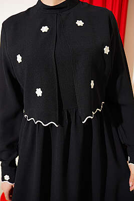 Çiçek Nakışlı Pelerinli Elbise Siyah - Elbise