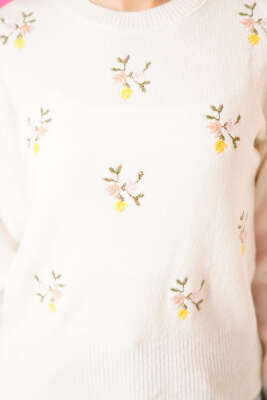 Çiçek Nakışlı Triko Kazak Ekru - Kadın Giyim Modelleri