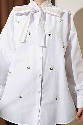 Çiçek Nakışlı Yakası Bağlamalı Gömlek Beyaz - Gömlek