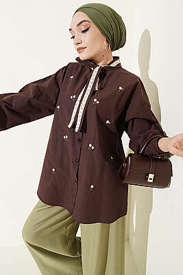 Çiçek Nakışlı Yakası Bağlamalı Gömlek Kahve - TABLO FASHİON