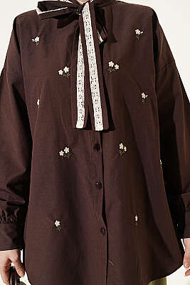 Çiçek Nakışlı Yakası Bağlamalı Gömlek Kahve - Gömlek