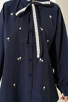 Çiçek Nakışlı Yakası Bağlamalı Gömlek Lacivert - Gömlek