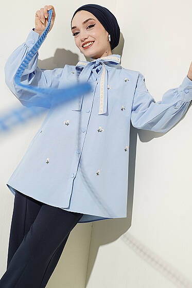 Çiçek Nakışlı Yakası Bağlamalı Gömlek Mavi - Gömlek