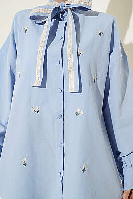 Çiçek Nakışlı Yakası Bağlamalı Gömlek Mavi - Gömlek