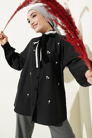 Çiçek Nakışlı Yakası Bağlamalı Gömlek Siyah - Gömlek