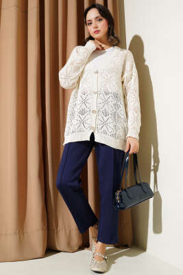 Çiçek Örgülü Düğmeli Triko Hırka Ekru - Triko Hırka