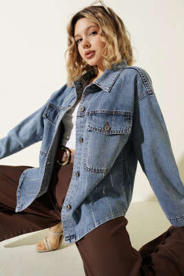 Çift Cep Kapaklı Taş Detaylı Kot Ceket Açık Mavi - Kadın Giyim Modelleri