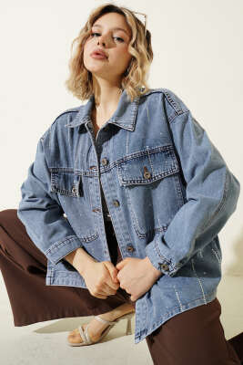 Çift Cep Kapaklı Taş Detaylı Kot Ceket Açık Mavi - Kadın Giyim Modelleri