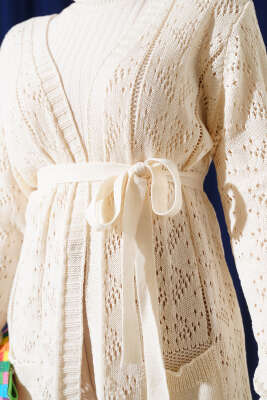 Çift Cepli Delikli Kuşaklı Triko Hırka Ekru - Triko Hırka