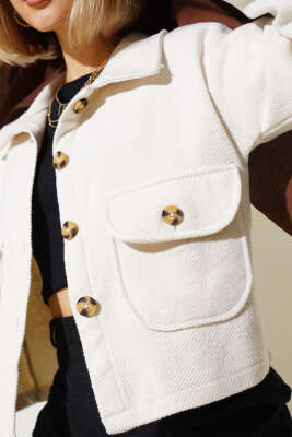 Çift Cepli Düğmeli Kısa Ceket Ekru - Kadın Giyim Modelleri