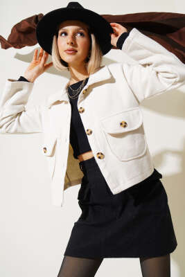 Çift Cepli Düğmeli Kısa Ceket Ekru - Kadın Giyim Modelleri