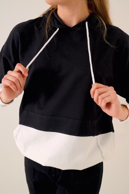 Çift Renkli Kapüşonlu Siyah Sweatshirt - Kadın Giyim Modelleri