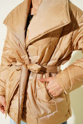 Çıtçıtlı Kuşaklı Kısa Şişme Mont Camel - Kadın Giyim Modelleri