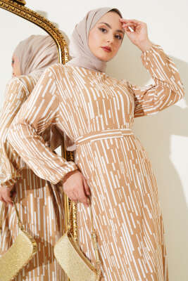 Çizgi Desen Volanlı Kuşaklı Elbise Latte - Tesettür Elbise