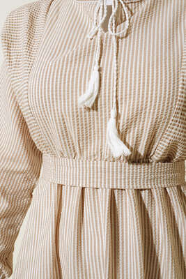 Çizgi Desenli Yakası İp Bağlamalı Kuşaklı Gofre Elbise Latte - Thumbnail