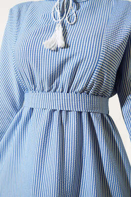 Çizgi Desenli Yakası İp Bağlamalı Kuşaklı Gofre Elbise Mavi - Thumbnail