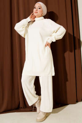 Çizgi Detaylı Boğazlı Oversize Triko İkili Takım Ekru 